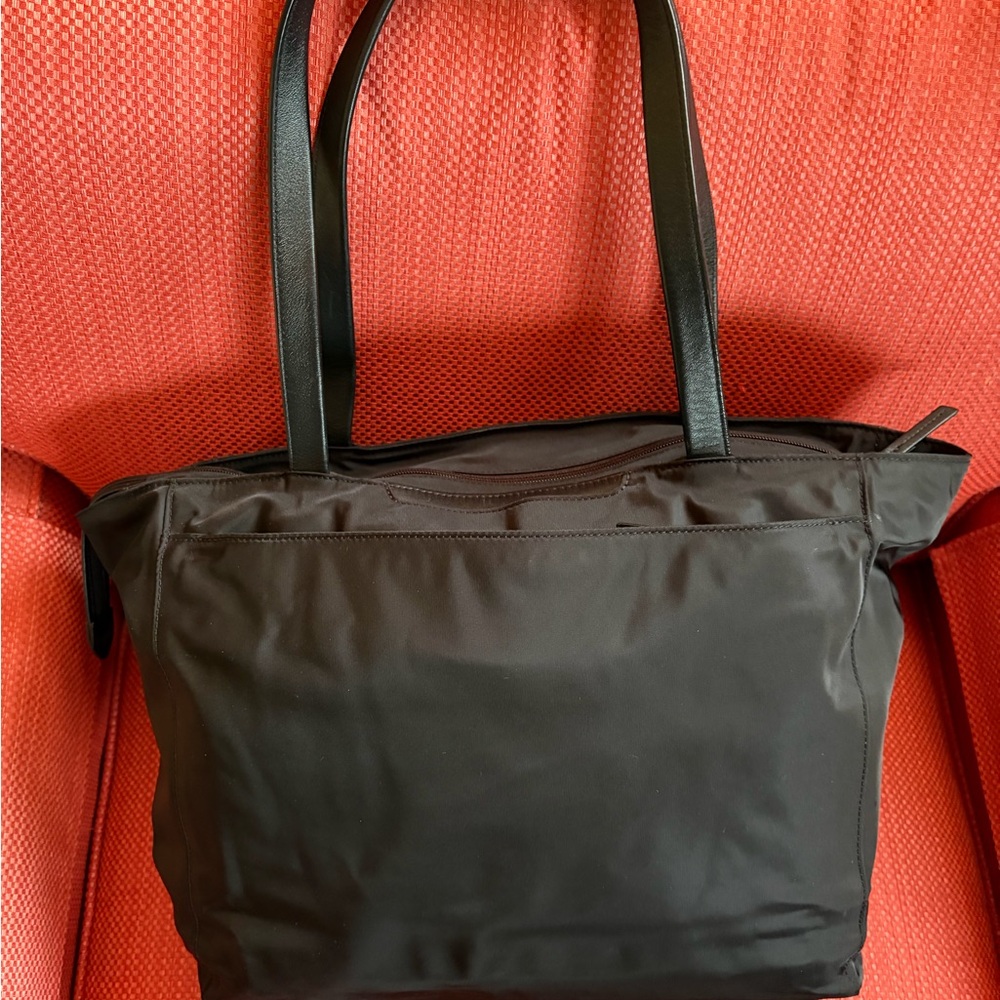 Tumi Sleek Black Carryall - Picture 3 of 6